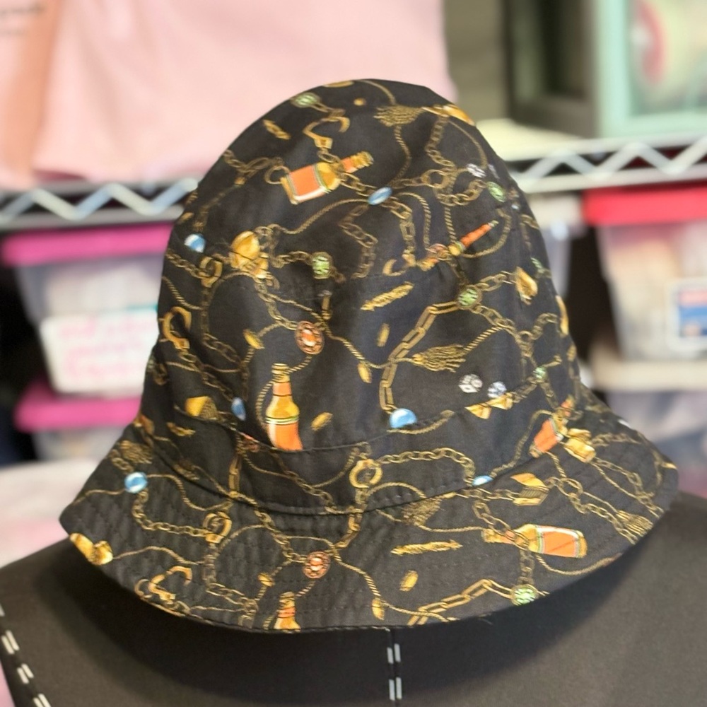 VANS MENS SIZE SMALL HAT LIKE NEW CONDITION SUPER CUTE SEE PICS FOR DETAILS